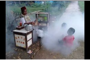 Absurd abis, 13 momen kocak saat jajan di pinggir jalan ini bikin nyengir sendiri