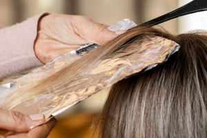 Nggak perlu beli semir, begini cara membuat cat rambut warna cokelat hanya pakai 1 bahan minuman