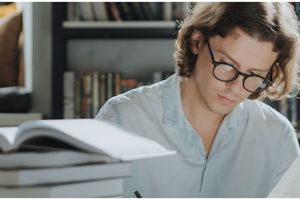 98 Contoh konjungsi temporal sederajat dan tidak sederajat, lengkap dengan penjelasannya