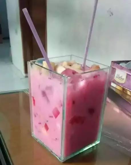11 Penampakan nyeleneh es buah buat takjil ini bikin mikir dua kali buat minum