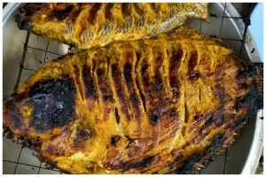 Tanpa marinasi berjam-jam, ini cara bakar ikan agar bumbunya tak meleleh dan meresap sempurna