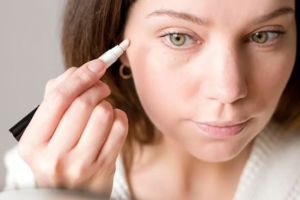 Nggak bikin chubby, begini trik contour pada pipi agar tampak tirus hanya pakai 1 alat tulis