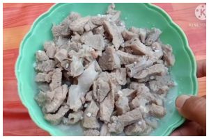 Tanpa presto dan lebih hemat gas, ini cara mengempukkan daging sapi pakai satu bahan dapur