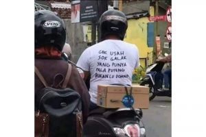 Bikin nggak konsen, 11 tulisan aneh di baju ini ngawurnya minta ampun