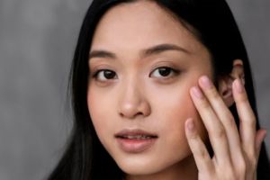 Hanya pakai 2 bahan alami, begini cara membuat eye cream untuk atasi kantung mata yang hitam