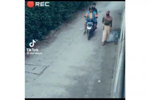 Detik-detik cewek jalan sendiri kena jambret ini endingnya tak terduga, bikin ngakak satu kampung