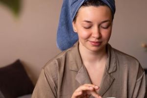 Bantu jaga kelembapan kulit, begini cara membuat night cream sendiri cuma pakai 1 bahan makanan