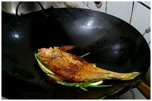 Bukan ditaburi tepung, begini trik goreng ikan di minyak sedikit agar tak lengket dan hancur