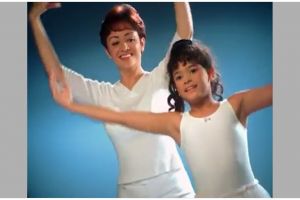 Bintang iklan produk kecantikan ini ternyata ibu dan anak, intip 11 potret kebersamaannya