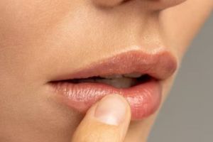 Hanya pakai 1 jenis buah, begini trik atasi bibir gelap agar kembali cerah dan lembut