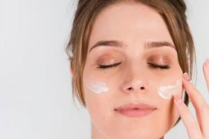 Cara mencerahkan kulit pakai day cream ini cuma butuh 1 jenis bunga, wajah auto bebas kusam