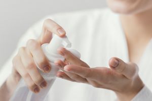 Kulit putih dan glowing dalam 1 menit, begini cara buat skin cleanser hanya dengan 2 bahan