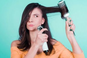 Nggak perlu ke salon, ini trik blow rambut sendiri di rumah agar tahan lama seharian pakai 1 barang