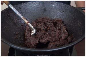 Bisa jadi stok lauk awet 3 bulan, ini trik mengolah rendang hitam supaya dagingnya empuk dan tak hancu