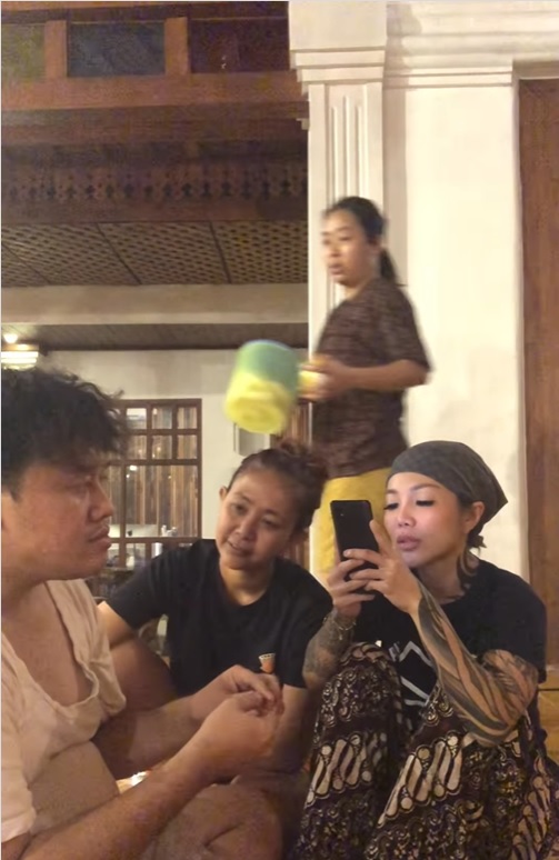 Lihat teman asyik main handphone saat ngobrol, reaksi Soimah ini bikin ngakak