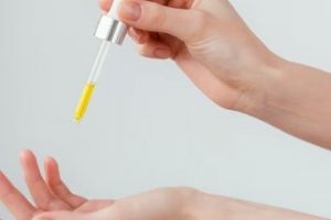 Tak perlu beli, ini cara membuat serum vitamin E untuk atasi jerawat meradang pakai 3 bahan sederhana