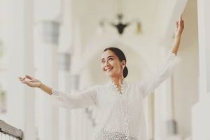 Wajah terlihat awet muda di usia 55 tahun, intip rahasia kecantikan kulit ala Ayu Laksmi