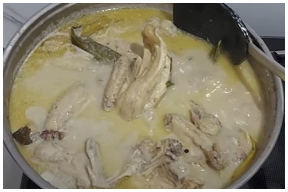 Pemula wajib tahu, begini trik agar kuah santan opor ayam tidak pecah dan menggumpal