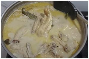 Pemula wajib tahu, begini trik agar kuah santan opor ayam tidak pecah dan menggumpal