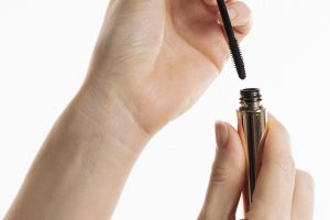 Bukan direndam air hangat, trik mudah atasi maskara kering ini cuma pakai 1 bahan sederhana