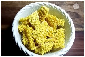 Tanpa ditambah minyak, ini trik masak mi kuning untuk bakso biar tidak lengket dan menggumpal