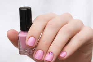 Hanya pakai 1 jenis daun, begini cara membuat kutek di rumah hasilnya pigmented