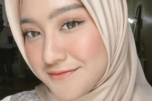 Riasan wajah tampak natural dan flawless, intip 6 langkah makeup Lebaran ala Salshabilla Adriani