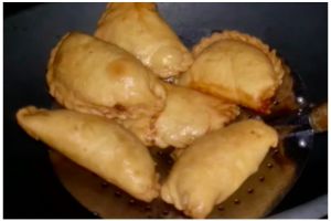 Cara goreng pastel agar hasil permukaannya mulus, matang merata dan renyah tahan lama