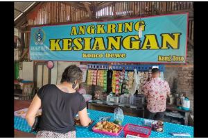 11 Tulisan lucu di spanduk angkringan ini antimainstream, harus lihat dua kali