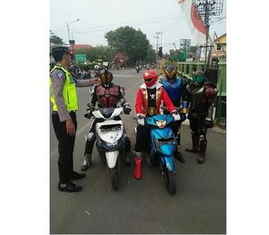 11 Potret kocak orang cosplay Power Ranger ini tingkahnya random abis, ada yang mudik naik pick up