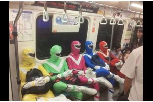 11 Potret kocak orang cosplay Power Ranger ini tingkahnya random abis, ada yang mudik naik pick up