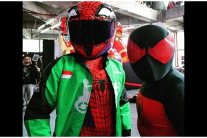 Nyentrik abis, 11 potret kocak driver ojol cosplay superhero ini bikin terkekeh