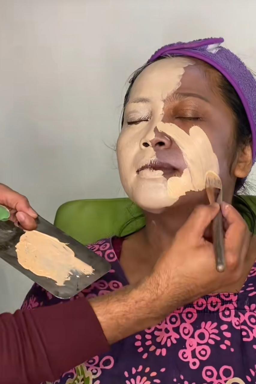 MUA ini rias ibu berkulit gelap jadi bak boneka Annabelle, transformasinya manglingi pol