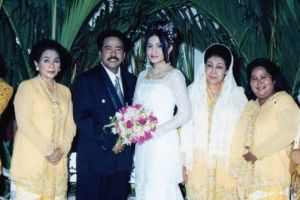 Usung konsep Betawi & Internasional, ini 11 momen nostalgia pernikahan Sarah dan Doel di sinetron