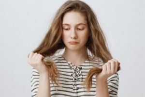 Hanya pakai 1 jenis susu, begini trik mengatasi rambut kusam agar kembali lembut dan berkilau