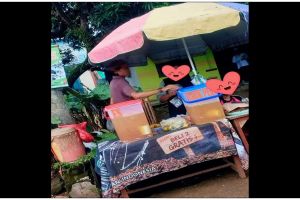 13 Potret kocak tulisan di spanduk pedagang takjil ini bikin pembeli nggak fokus