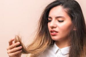 Trik atasi rambut kusam ini cuma pakai 1 jenis minuman, bikin lembap dan berkilau alami