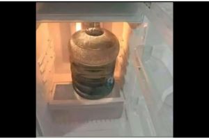 11 Potret kocak cara isi ulang galon ini nyeleneh, nggak gitu juga caranya