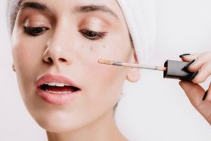 Samarkan kekurangan pada wajah, ini 9 rekomendasi concealer untuk remaja harga mulai Rp 40 ribuan