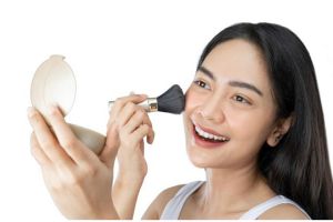 Jangan langsung ditap-tap ke muka, ini trik pakai cushion agar riasan tampak natural dan tahan lama