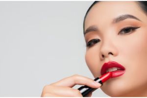 9 Rekomendasi lipstik stik lokal mulai Rp 20 ribu, warnanya cocok untuk bibir wanita Indonesia
