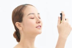 Hanya butuh 1 produk bayi, ini trik membuat spray highlighter untuk membuat kulit glowing alami