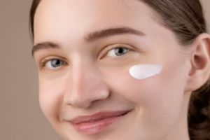 Hanya pakai 2 bahan alami, begini cara atasi wajah kering saat tidur agar kembali kenyal dan awet muda