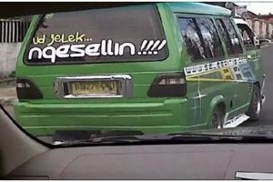 11 Tulisan lucu di kaca angkot ini bacanya bikin senyum-senyum sendiri