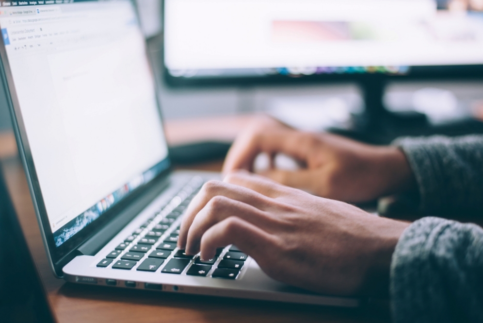4 Cara mengetahui penyebab garis pada layar laptop, begini cara memperbaikinya