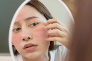 Cara atasi breakout pada kulit sensitif ini cuma pakai scrub dari 2 bahan dapur