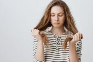 Hanya butuh 2 jenis buah, begini trik melembutkan rambut kusut agar bebas rontok dan auto lebat