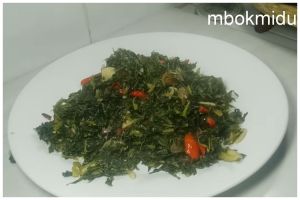 Tanpa direbus, ini trik bikin tumis daun pepaya agar rasanya tak pahit