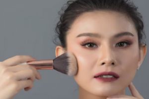 Tak perlu beli produk tambahan, ini trik membuat dewy foundation agar lebih flawless dan antidempul