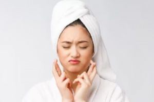 Tanpa blotting paper, trik hilangkan minyak wajah untuk cegah makeup cakey ini cuma butuh 1 alat dapur